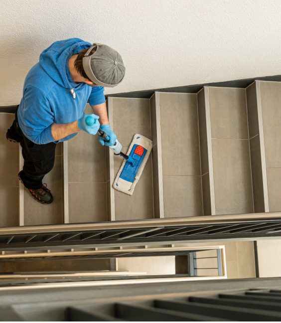 Professionelle Hausreinigung Reinigungskraft reinigte den Boden eines Hauses