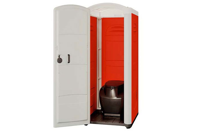 Offene mobile Toilette mit roter Außenwand und weißer Tür, innen schwarze Sitztoilette sichtbar