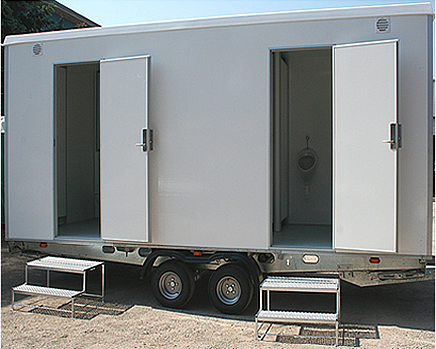 Mobiles Toilettenhäuschen mit zwei geöffneten Türen und Treppenstufen vor jedem Eingang